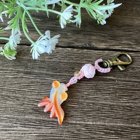 縁起の良いめのう金魚キーホルダー：ピンク - Carnelian Goldfish Keychain