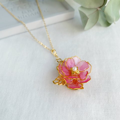 色が変わる牡丹桜のネックレス ٭❀*ぷっくり透明感が大人綺麗・シンプルで華やか しなやかな花弁 軽いつけ心地 K16GP