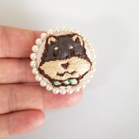 sale わんこのほっこり手刺繍★スワロフスキーパールのブローチ