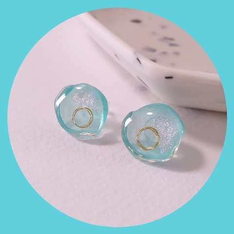 気まぐれペイントおはじき小粒カボションピアス/イヤリング　パール入り爽やかラムネ色　水色　レジンアクセサリー