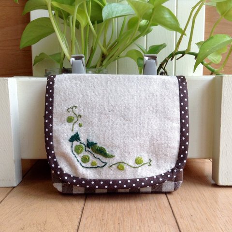 手刺繍の移動ポケット【えだまめ】