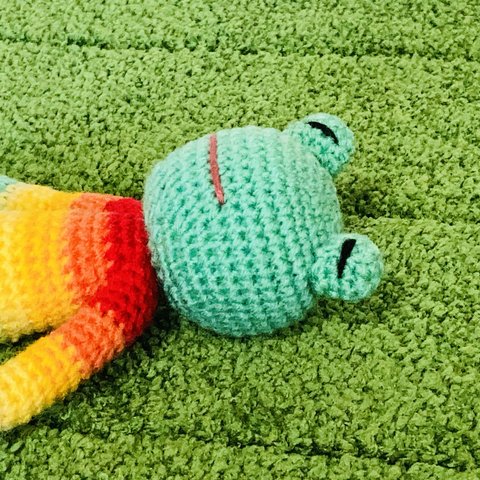 苔田かえる作‼️居眠りカエルのあみぐるみ(南国カラー)
