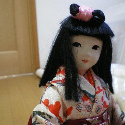 日本人形　オレンジの着物の女の子
