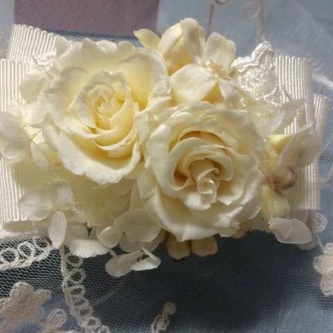 オフホワイトのリボンとお花のバレッタ〈ヘアアクセサリー、髪飾り〉
