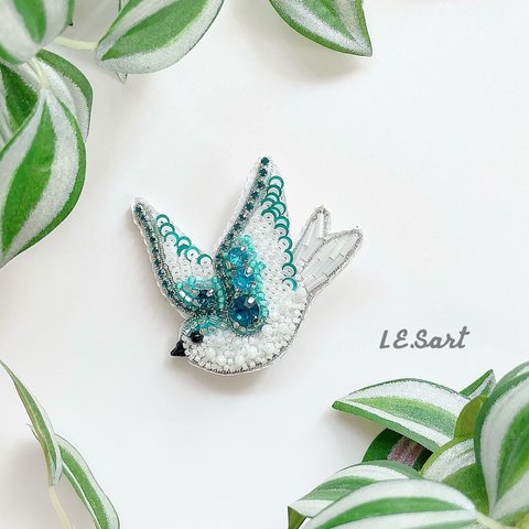 ツバメ✳︎鳥✳︎ビーズ刺繍ブローチ