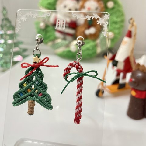 クリスマスツリーの耳飾り（マクラメ/ツリーとキャンディケーン）