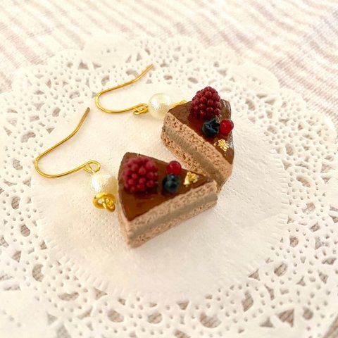 完熟ベリーのチョコケーキ ピアス/イヤリング/ノンホールピアス(樹脂イヤリング)