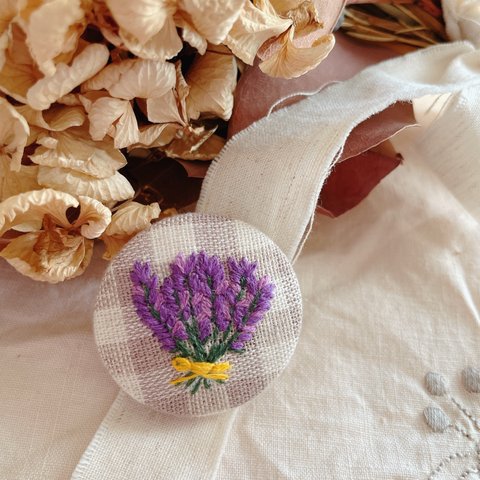 刺繍　ラベンダーのブローチ（チェック生地）