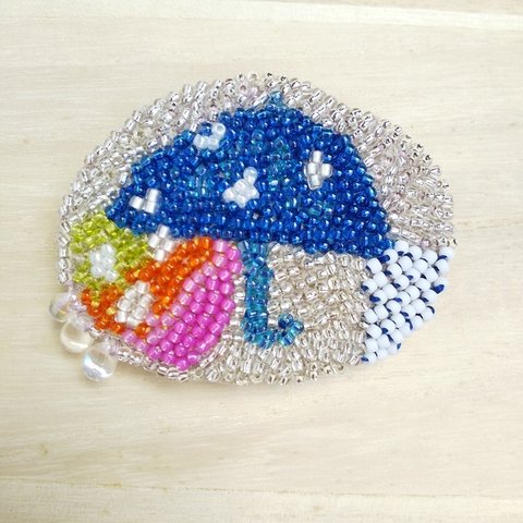 雨傘しずくのビーズ刺繍ブローチ