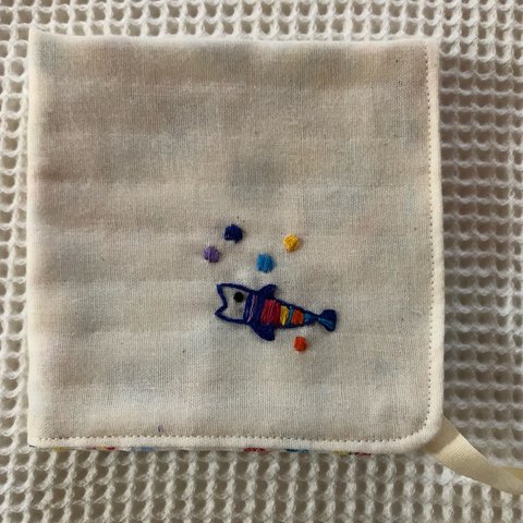 ダブルガーゼの刺繍ハンカチ☆カラフルなさかな