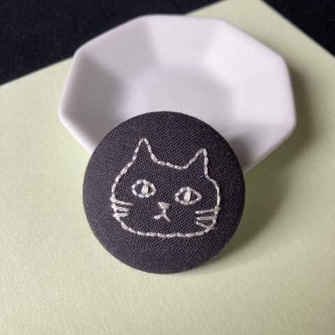 見つめる猫の刺繍ブローチ　38mmくるみボタン