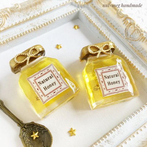 瓶入り蜂蜜のブローチ( 明るいハニーイエロー)(honey brooch/スイーツデコ/フェイクスイーツ/お菓子/食品サンプル/フェイクフード)