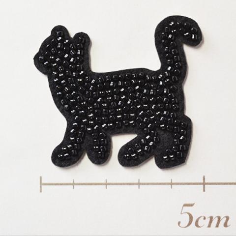 かわいい刺繍ワッペン　ガラスビーズ猫　シール付き　黒　アップリケ