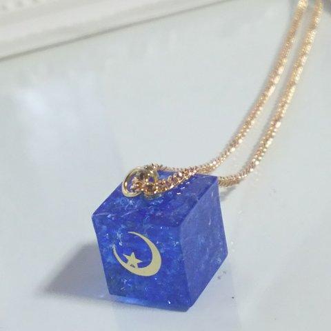 月と星と青の琉球ガラスカレットのキューブ型ネックレス