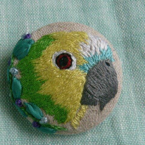 刺繍　アオボウシインコ　ブローチ　鳥