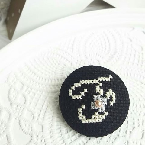 Ｆ✨イニシャル刺繍のブローチ