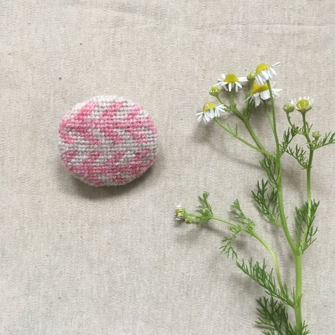 やじるしの刺繍ブローチ（ピンク）