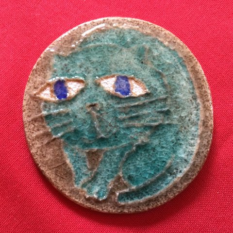 緑の猫の丸いマグネット（陶製）