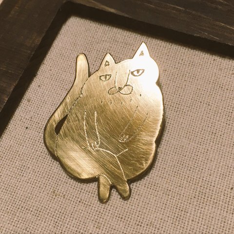 彫金 猫の真鍮ブローチ