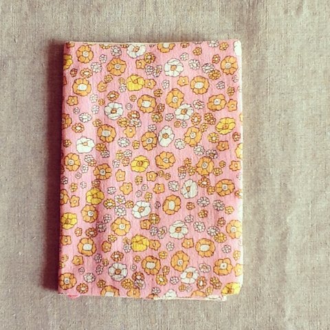 「ブックカバー」文庫本サイズ  ピンクに小花