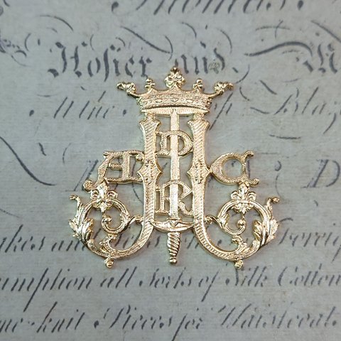 BEHOLD− モノグラム 1個 ジャンヌ・ダルクの紋章 真鍮製 王冠 剣 フランス製 キリンス処理済 スタンピング ヴィンテージ風