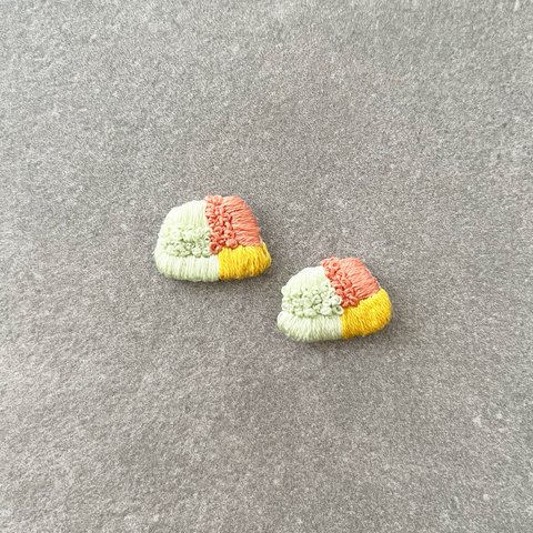 apricot×lime刺繍ピアス