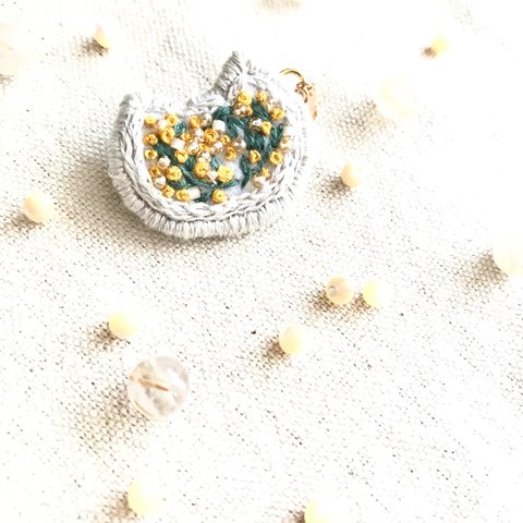 【ビーズ刺繍】🐾限定ミモザ💛🐾お猫様ぷちブローチ