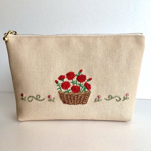 カーネーションバスケットの刺繍ポーチ　