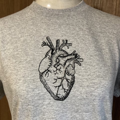 ★手刺繍Tシャツ灰色★心臓★男女兼用★胸囲98