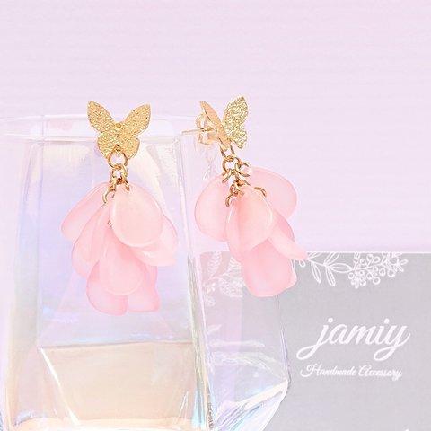 蝶にゆれる花びらピアス