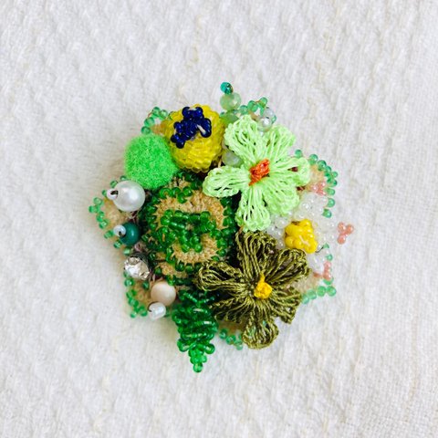 oya刺繍ブローチ　トルコ　グリーンのお花を集めてみました　1点もの　2234