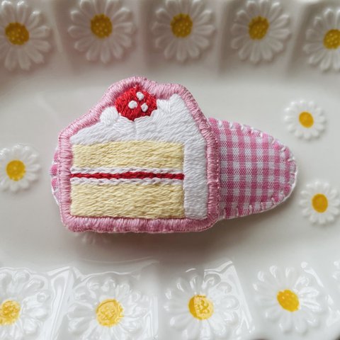 いちごのショートケーキの刺繍ヘアピン