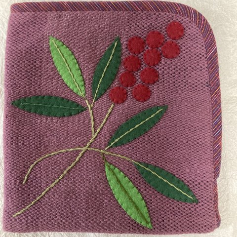 手織りのフェルト刺繍のポーチ(赤い実)