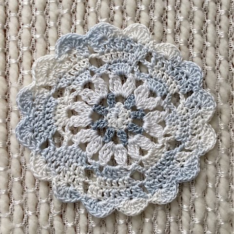 ハートドイリー(直径11.5 cm)、白と青のハートドイリー、Crochet heart doily in variegated blue and white, white, glitter blue