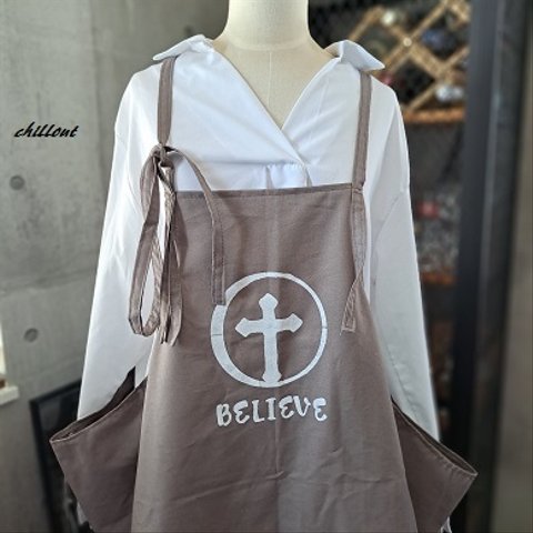 【背中がかわいい】エプロンドレス：チャコール：BILIEVE【0691】