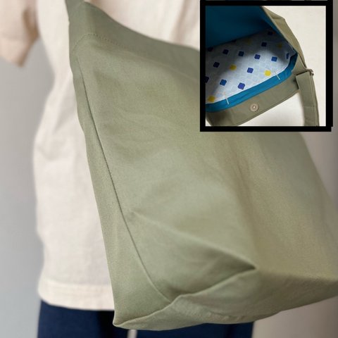 洗える　家族で使える　軽い　斜めがけバッグ　３つの内ポケット ライトグリーン