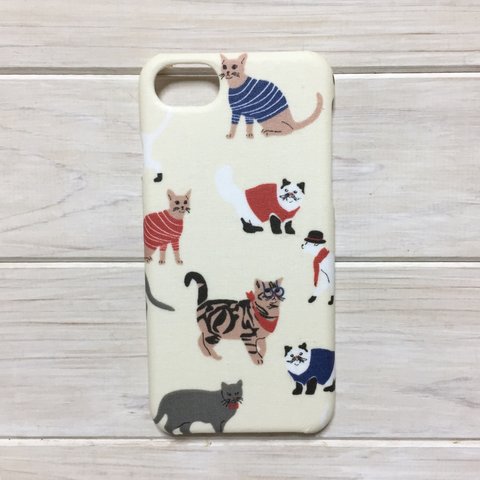 お洋服猫ちゃん柄 クリーム スマホケース【Xperia/GALAXY/iPhone】