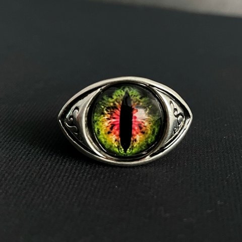 ドラゴンの瞳　魔王の指輪　ごつめリング　緑眼と紅眼ミックスベビー