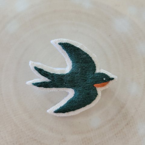 ツバメの刺繍ブローチ（緑）【受注製作】