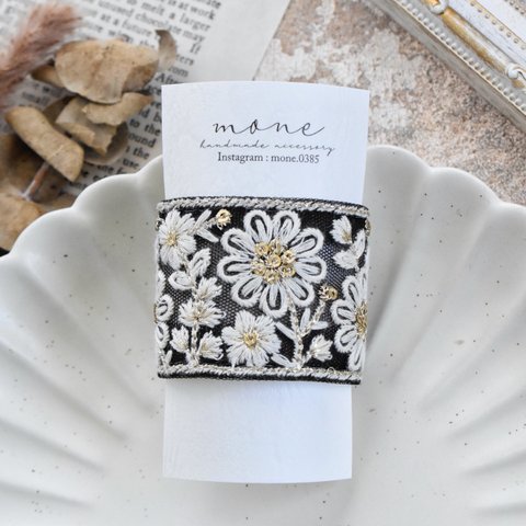 インド刺繍リボン　インド刺繍　ポニーフック　ブラック　黒　ホワイト　白　ゴールド　ボタン付き　刺繍リボン　花柄　フラワー　花　＊　ヘアアクセサリー　結婚式　お呼ばれ　ギフト　プレゼント　髪飾り