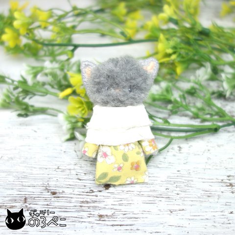 ぽわぽわグレー猫ちゃんの立体刺繍ブローチ　bb629-222
