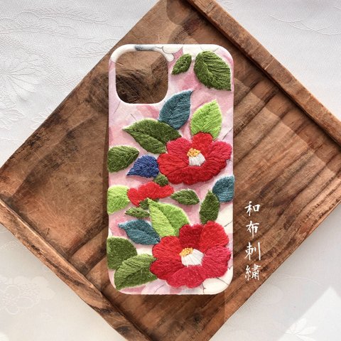 レトロな椿(冬)〜和布刺繍 和柄 スマホケース【iPhone14/現品】