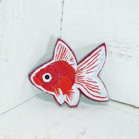 赤い金魚ちゃん*刺繍ブローチ        