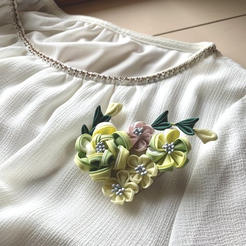 つまみ細工🌿コサージュ／ヘアクリップ　新緑　イエロー＊グリーン