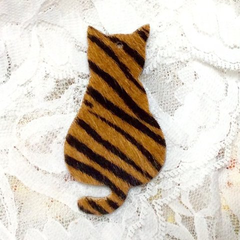 ハラコ（本革）の猫ちゃん 1枚　タイガー　デコ、レジン、アクセサリーパーツ