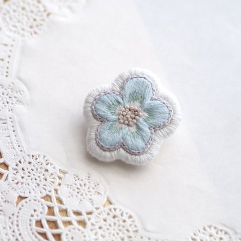 ぷっくりお花の刺繍ブローチ