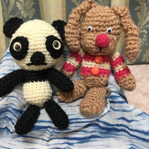 パンダと犬の編みぐるみ