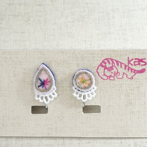 手刺繍イヤリング「春色しずくまる2」