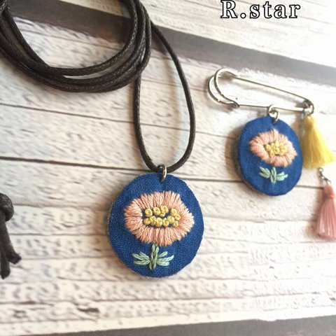 優しいお花 刺繍ペンダント