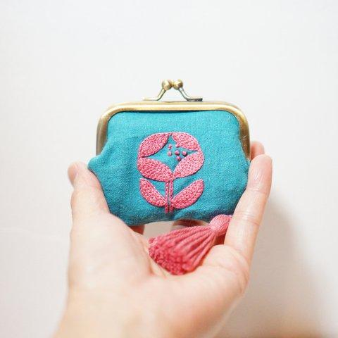 【再販】グリーンにピンクのお花刺繍の小さながま口